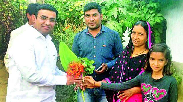 This is the duty of the suicide victim family | आत्महत्याग्रस्त कुटुंबाला आधार, हेच कर्तव्य