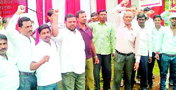 Holding Gram Panchayat employees before the Zilla Parishad | ग्रामपंचायत कर्मचाऱ्यांचे जिल्हा परिषदेसमोर धरणे Holding Gram Panchayat employees before the Zilla Parishad | ग्रामपंचायत कर्मचाऱ्यांचे जिल्हा परिषदेसमोर धरणे