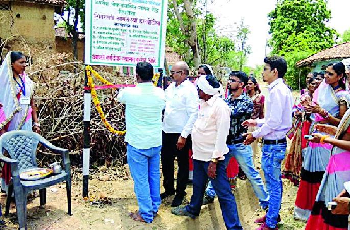 Women run through the savings group to the industry | महिलांनी बचत गटाच्या माध्यमातून उद्योगाकडे घेतली धाव