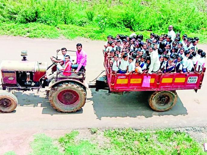 Chimukalis hit Panchayat Samiti for demand of teachers | शिक्षकांच्या मागणीसाठी चिमुकल्यांची पंचायत समितीवर धडक Chimukalis hit Panchayat Samiti for demand of teachers | शिक्षकांच्या मागणीसाठी चिमुकल्यांची पंचायत समितीवर धडक