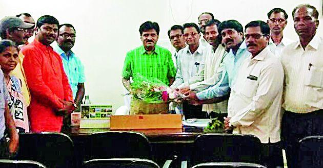 Teachers committee felicitates BDO Patil | शिक्षक समितीने केला बीडीओ पाटील यांचा सत्कार Teachers committee felicitates BDO Patil | शिक्षक समितीने केला बीडीओ पाटील यांचा सत्कार