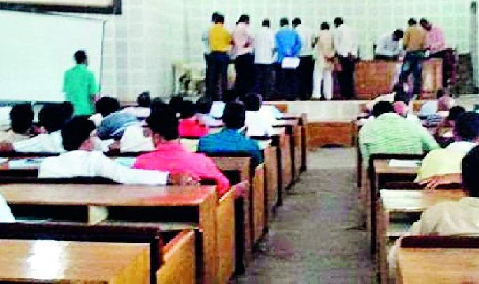 Talking to the meeting, the office bearer raised the discussion | पदाधिकाऱ्याने बैठकीला हजेरी लावल्याने चर्चेला उधान Talking to the meeting, the office bearer raised the discussion | पदाधिकाऱ्याने बैठकीला हजेरी लावल्याने चर्चेला उधान