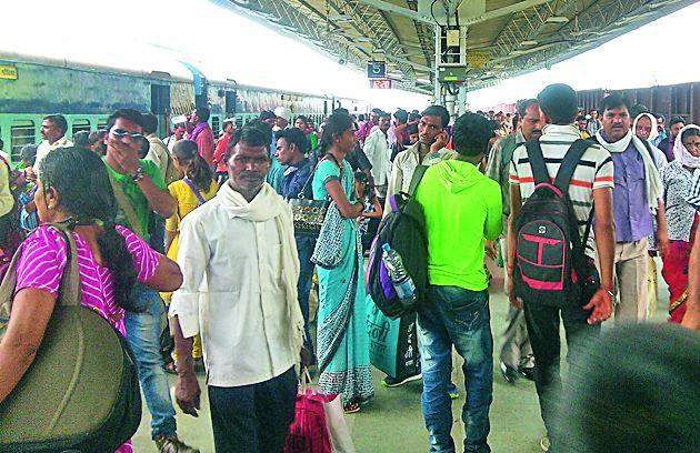 Guests return on the return journey | पाहुणे निघाले परतीच्या प्रवासाला