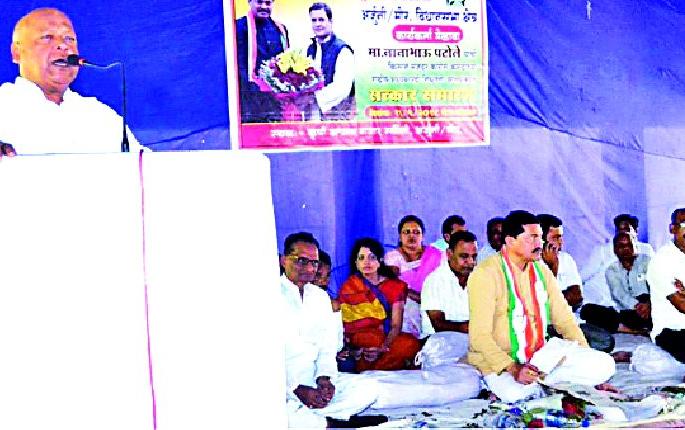 Crowded masses declare 'good days' | ‘अच्छे दिन’च्या घोषणेत फसली जनता Crowded masses declare 'good days' | ‘अच्छे दिन’च्या घोषणेत फसली जनता