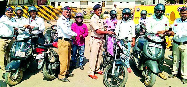 Action on hundred drivers on the first day | पहिल्याच दिवशी शंभर वाहन चालकांवर कारवाई Action on hundred drivers on the first day | पहिल्याच दिवशी शंभर वाहन चालकांवर कारवाई