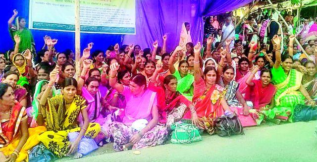 Women from self-employed women protested against ZP | स्वयंपाकीन महिलांनी काढला जि.प.वर मोर्चा Women from self-employed women protested against ZP | स्वयंपाकीन महिलांनी काढला जि.प.वर मोर्चा