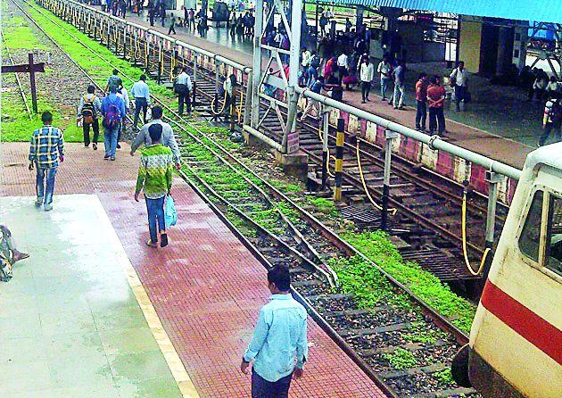 Railway wait for an accident | रेल्वेला अपघाताची प्रतीक्षा
