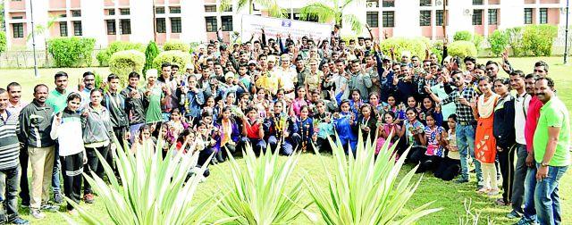 Flag of Gondiya flag in Mumbai | मुंंबईमध्ये फडकला गोंदियाचा झेंडा Flag of Gondiya flag in Mumbai | मुंंबईमध्ये फडकला गोंदियाचा झेंडा