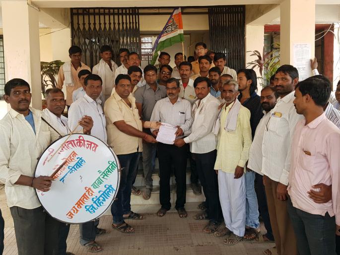 MNS defeats the Hingoli engineer's chair | हिंगोलीत अभियंत्यांच्या खुर्चीला मनसेने घातला हार MNS defeats the Hingoli engineer's chair | हिंगोलीत अभियंत्यांच्या खुर्चीला मनसेने घातला हार