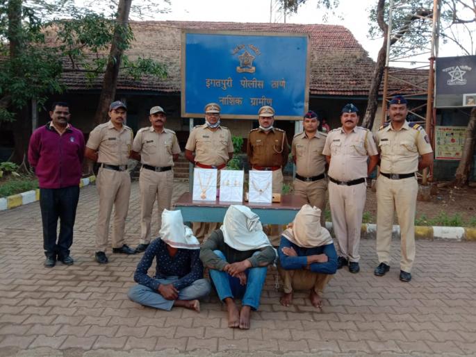 Three arrested in wedding theft case | लग्नसोहळ्यातील चोरीप्रकरणी तिघे गजाआड