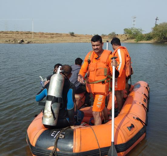 A three-hour search drive; The young man's body was found | तीन तासांची शोधमोहीम; युवकाचा मृतदेह सापडला A three-hour search drive; The young man's body was found | तीन तासांची शोधमोहीम; युवकाचा मृतदेह सापडला