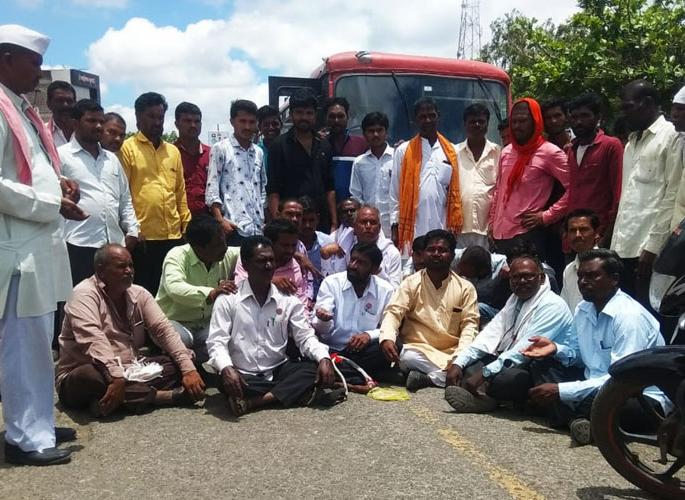 Stop the path of 'self-respect' in Rajurat | राजुरात ‘स्वाभिमानी’चा रास्ता रोको Stop the path of 'self-respect' in Rajurat | राजुरात ‘स्वाभिमानी’चा रास्ता रोको