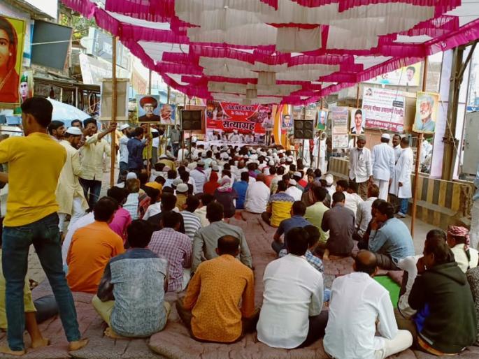 Two-day agitation in Mantha | मंठा येथे दोन दिवसीय आंदोलन