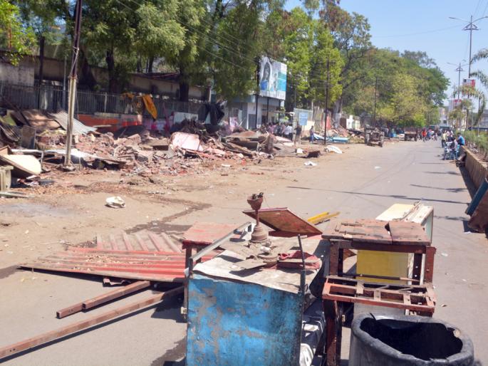 Hammer on 55 encroachments in Jalana | ५५ अतिक्रमणांवर हातोडा: परिसरात चोख बंदोबस्त