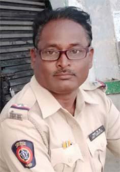 Police seized after taking bribe | लाच घेताना पोलीस जेरबंद