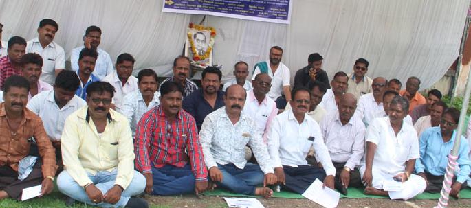 Movement to hold in front of the collector's office of various organizations | विविध संघटनांचे जिल्हाधिकारी कार्यालयासमोर धरणे आंदोलन