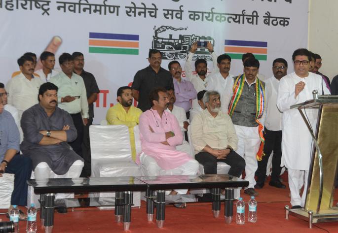 Youth should create reform: Raj Thackeray | जिद्द असणाऱ्या युवकांनी नवनिर्माण घडवावे : राज ठाकरे