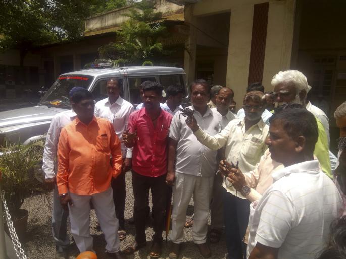  Distribution of crabs in protest of government, agitation to Patan | शासनाच्या निषेधार्थ खेकडे वाटप, पाटणला आंदोलन