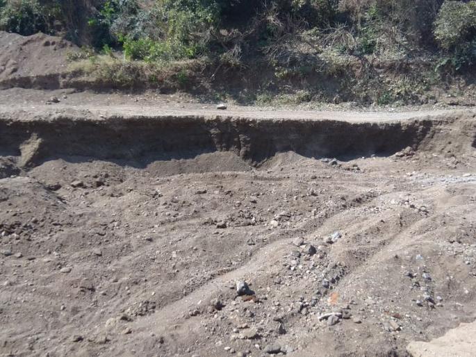 WALMFIA's attack on the ghastly squad | वाळूमाफियांचा गस्ती पथकावर हल्ला WALMFIA's attack on the ghastly squad | वाळूमाफियांचा गस्ती पथकावर हल्ला