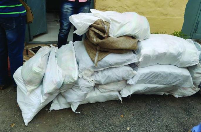Gutkha worth lakhs seized in Khamgaon | खामगावात लाखोंचा गुटखा जप्त Gutkha worth lakhs seized in Khamgaon | खामगावात लाखोंचा गुटखा जप्त