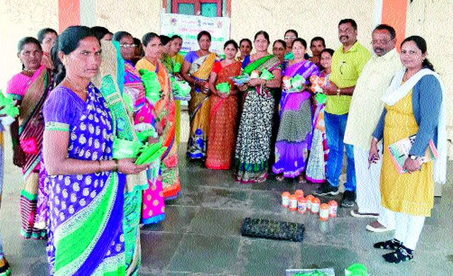 Free distribution of pesticides by the Department of Agriculture in Lohinghawe | लोहशिंगवेत कृषी विभागातर्फे कीटकनाशकांचे मोफत वाटप Free distribution of pesticides by the Department of Agriculture in Lohinghawe | लोहशिंगवेत कृषी विभागातर्फे कीटकनाशकांचे मोफत वाटप