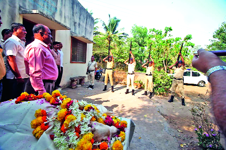 Ratcho's checker exit | ‘रॅँचो’ची चटका लावणारी एक्झिट Ratcho's checker exit | ‘रॅँचो’ची चटका लावणारी एक्झिट