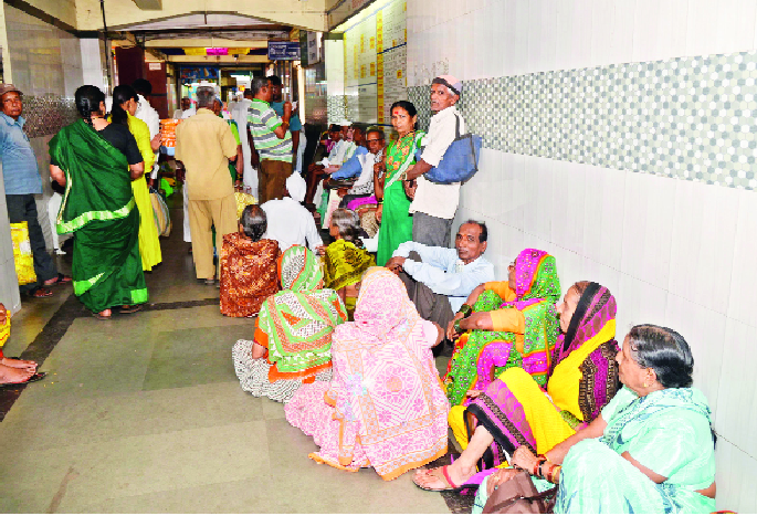 The spoils of the veterans for the 'smart card' | ‘स्मार्ट कार्ड’साठी ज्येष्ठांची लूट The spoils of the veterans for the 'smart card' | ‘स्मार्ट कार्ड’साठी ज्येष्ठांची लूट