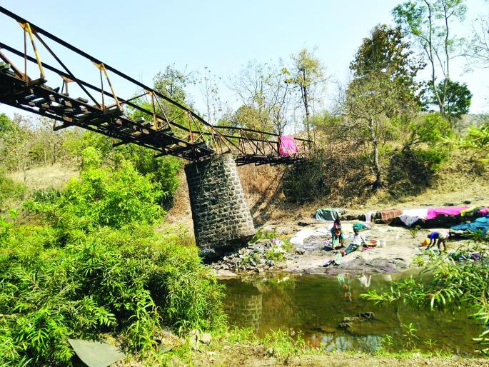 Dangerous Traffic: Swamped Bunny Peepup | धोकादायक रहदारी : बनपुरीत पायपूल बनला झोपाळा Dangerous Traffic: Swamped Bunny Peepup | धोकादायक रहदारी : बनपुरीत पायपूल बनला झोपाळा