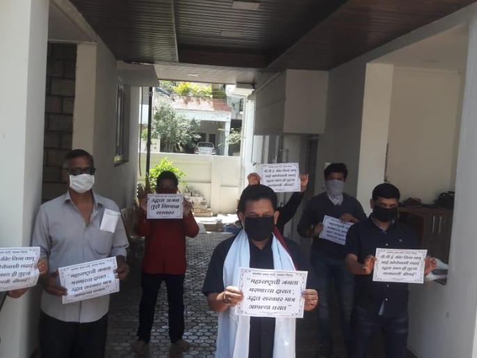 BJP protests Thackeray government in Karhad | कऱ्हाडात भाजपचे महाराष्ट्र बचाव आंदोलन; केला ठाकरे सरकारचा निषेध BJP protests Thackeray government in Karhad | कऱ्हाडात भाजपचे महाराष्ट्र बचाव आंदोलन; केला ठाकरे सरकारचा निषेध