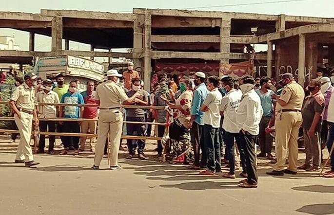 Refusal to treat a patient in ‘containment’; Citizens took to the streets against doctors! | ‘कंटेनमेंट’मधील रुग्णाच्या उपचारास नकार; डॉक्टरांच्या विरोधात नागरिक आले रस्त्यावर !