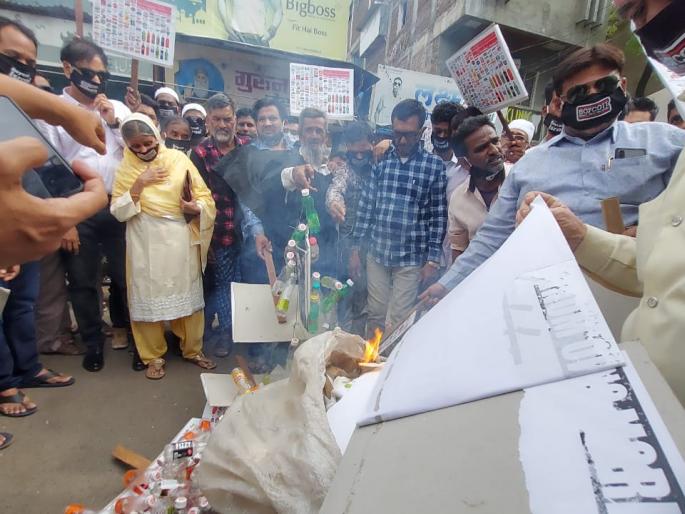 Protest movement by burning Israeli goods in Malegaon | मालेगावी इस्रायली वस्तूंचे दहन करून निषेध आंदोलन Protest movement by burning Israeli goods in Malegaon | मालेगावी इस्रायली वस्तूंचे दहन करून निषेध आंदोलन