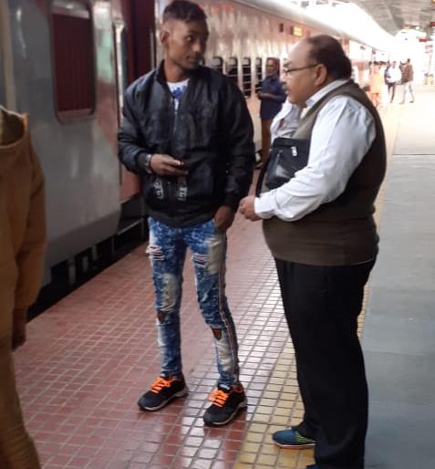Two lakh rupees collected from freight passenger at the train station | रेल्वे स्थानकावर फुकट्या प्रवाशांकडून पावणेदोन लाख रु पयांची वसुली Two lakh rupees collected from freight passenger at the train station | रेल्वे स्थानकावर फुकट्या प्रवाशांकडून पावणेदोन लाख रु पयांची वसुली