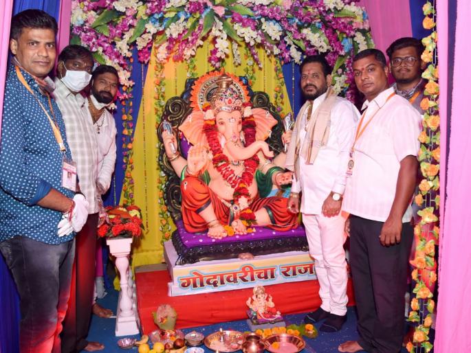 Establishment of Godavari Bappa in the bogie in the yard | यार्डातील बोगीमध्ये गोदावरीच्या बाप्पांची स्थापना Establishment of Godavari Bappa in the bogie in the yard | यार्डातील बोगीमध्ये गोदावरीच्या बाप्पांची स्थापना