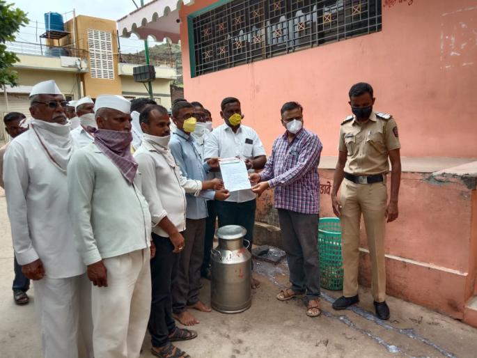 Milk movement at Meshi | मेशी येथे दुध आंदोलन Milk movement at Meshi | मेशी येथे दुध आंदोलन