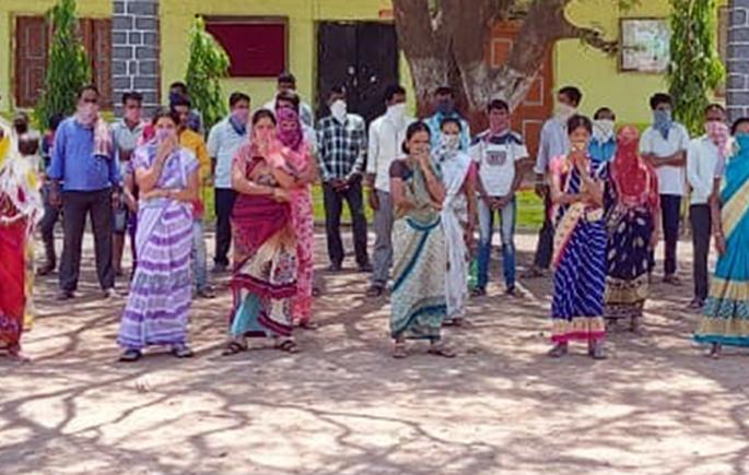 Let us go Saab ... Children, parents are watching our path ..! | परप्रांतियांचा टाहो; हमे जाने दो साब... बच्चे, माँ-बाप हमारी राह देख रहे है़..! Let us go Saab ... Children, parents are watching our path ..! | परप्रांतियांचा टाहो; हमे जाने दो साब... बच्चे, माँ-बाप हमारी राह देख रहे है़..!