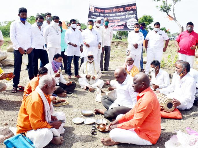 Chhawa organization aggressive for Maratha reservation; Dashakriya Vidhi An Mundan Andolan | मराठा आरक्षणासाठी छावा संघटना आक्रमक; दशक्रिया विधी अन् मुंडन आंदोलन Chhawa organization aggressive for Maratha reservation; Dashakriya Vidhi An Mundan Andolan | मराठा आरक्षणासाठी छावा संघटना आक्रमक; दशक्रिया विधी अन् मुंडन आंदोलन