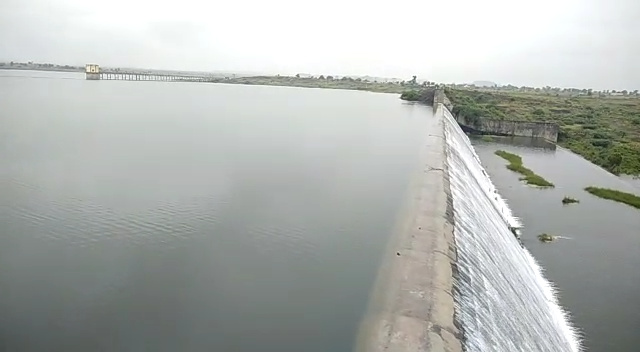 Nagasaki began to carry the bag | नागासाक्या दुथडी भरुन वाहू लागले