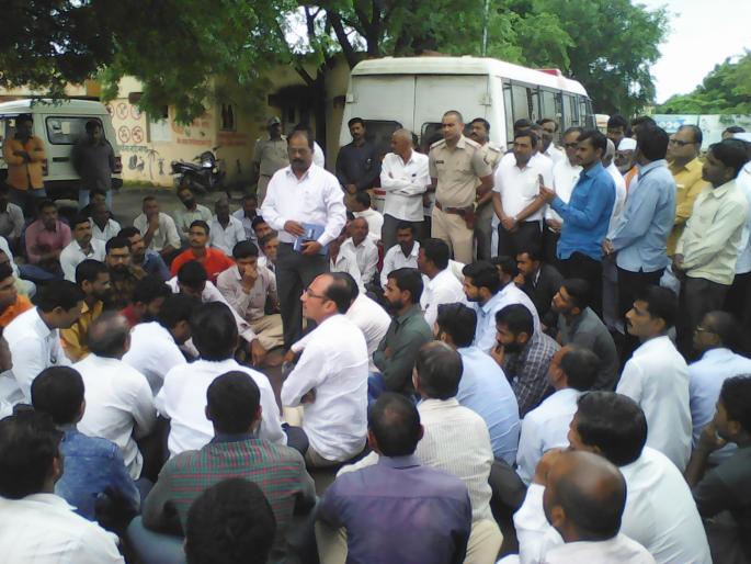 Finally, the crematorium on the part of the 'Youth' youth | अखेर उत्राणेतील ‘त्या’ तरुणाच्या पार्थिवावर अंत्यसंस्कार Finally, the crematorium on the part of the 'Youth' youth | अखेर उत्राणेतील ‘त्या’ तरुणाच्या पार्थिवावर अंत्यसंस्कार