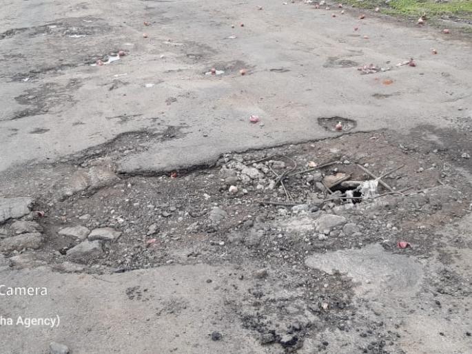 The cracks in the bridge over the Kharoli River reopen | खरोळी नदीवरील पुलाचे भगदाड पुन्हा उघडे The cracks in the bridge over the Kharoli River reopen | खरोळी नदीवरील पुलाचे भगदाड पुन्हा उघडे