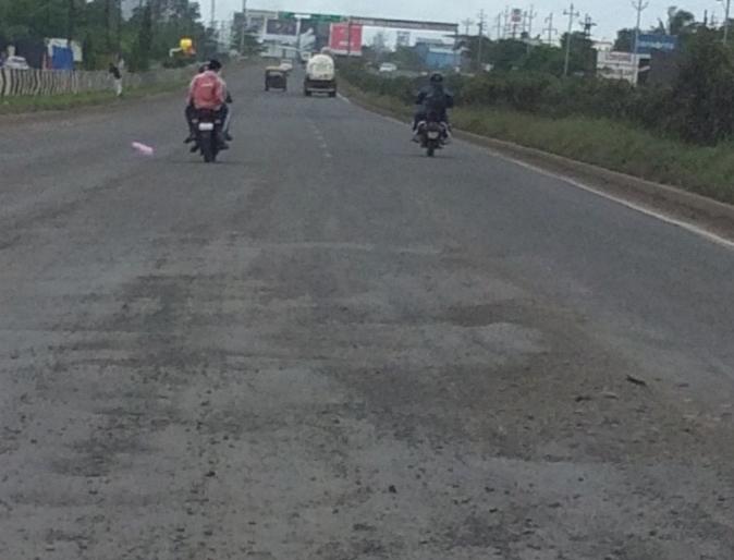 Gondi Fatiganj National Highway Trail | गोंदे फाट्यानजीक राष्ट्रीय महामार्गाची चाळण Gondi Fatiganj National Highway Trail | गोंदे फाट्यानजीक राष्ट्रीय महामार्गाची चाळण