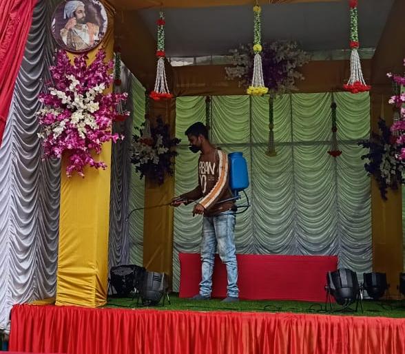 Spraying sanitizer in a tent on Nashik Road | नाशिकरोडला मंडपात केली सॅनिटायझरची फवारणी Spraying sanitizer in a tent on Nashik Road | नाशिकरोडला मंडपात केली सॅनिटायझरची फवारणी