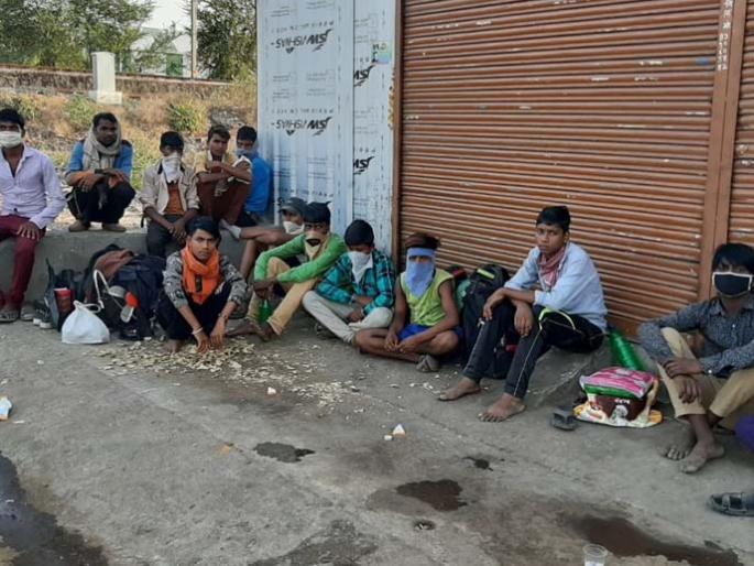 The railway became a footpath for migrants | रेल्वे मार्ग बनला स्थलांतरीतांचा पायवाटेचा मार्ग The railway became a footpath for migrants | रेल्वे मार्ग बनला स्थलांतरीतांचा पायवाटेचा मार्ग