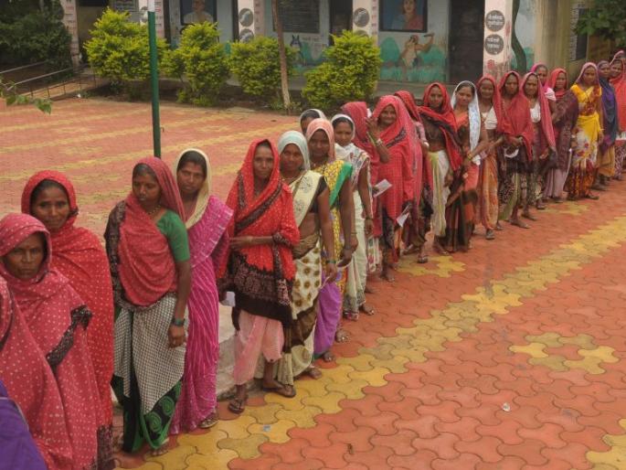 Voting in peace except minor controversy in the district | जिल्ह्यात किरकोळ वाद वगळता शांततेत मतदान Voting in peace except minor controversy in the district | जिल्ह्यात किरकोळ वाद वगळता शांततेत मतदान