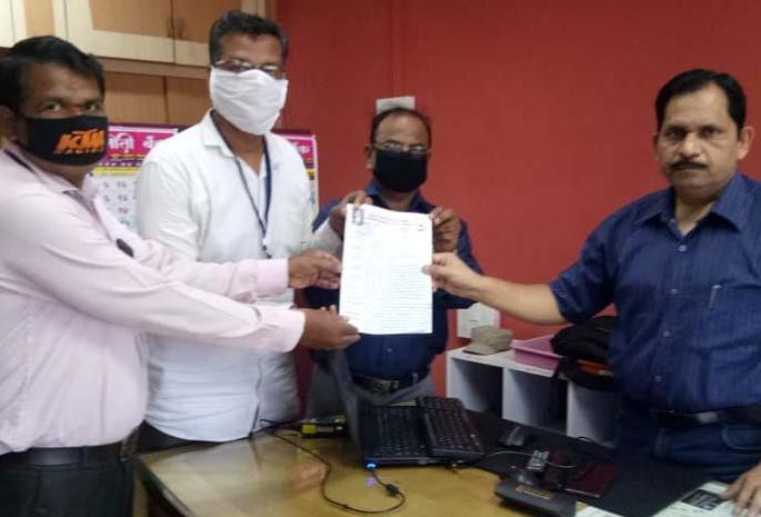 Demand for financial assistance to nuclear artisans through a statement | नाभिक कारागीरांना आर्थिक मदतीची निवेदनाद्वारे मागणी