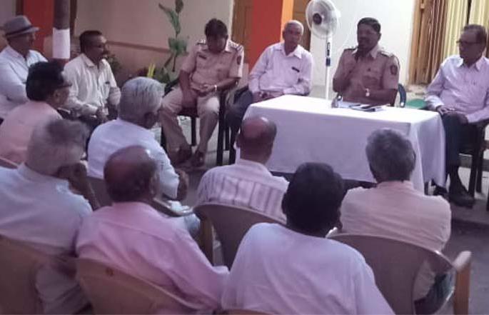 Meeting in the Martyrdom on issues of senior citizens | ज्येष्ठ नागरिकांच्या समस्यांबाबत शहाद्यात बैठक Meeting in the Martyrdom on issues of senior citizens | ज्येष्ठ नागरिकांच्या समस्यांबाबत शहाद्यात बैठक