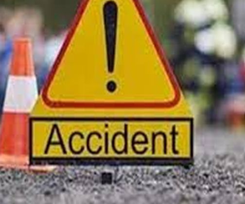 One person was killed on the spot when his bike collided with a car | कारवर दुचाकी आदळून एकजण जागीच ठार