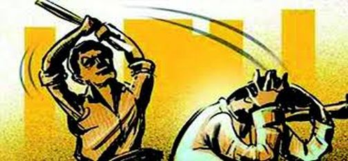 Teacher beats husband to death by wife and child | शिक्षक पतीला पत्नी व मुलाकडून मारहाण Teacher beats husband to death by wife and child | शिक्षक पतीला पत्नी व मुलाकडून मारहाण