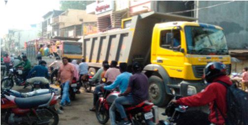Heavy vehicles cause traffic jams on the main roads in Talodya | अवजड वाहनांमुळे तळोद्यातील मुख्य रस्त्यांवर होते वाहतुकीची कोंडी Heavy vehicles cause traffic jams on the main roads in Talodya | अवजड वाहनांमुळे तळोद्यातील मुख्य रस्त्यांवर होते वाहतुकीची कोंडी