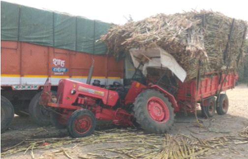 Two pieces of a tractor in a truck collision | ट्रकच्या धडकेत ट्रॅक्टरचे दोन तुकडे