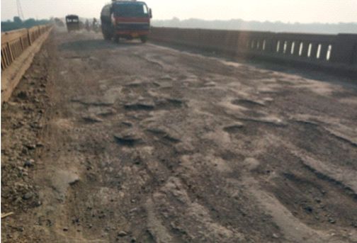 Send photos by filling the pits in three days | तीन दिवसात खड्डे भरून फोटो पाठवा